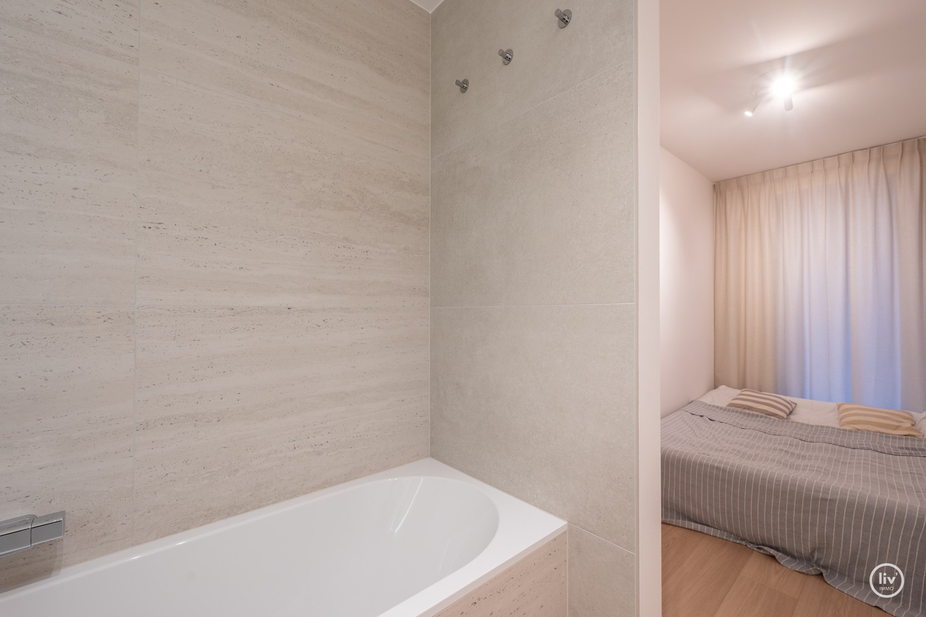 Prachtig gerenoveerd appartement, ideaal gelegen tussen het Driehoeksplein  en de zeedijk te Knokke. 