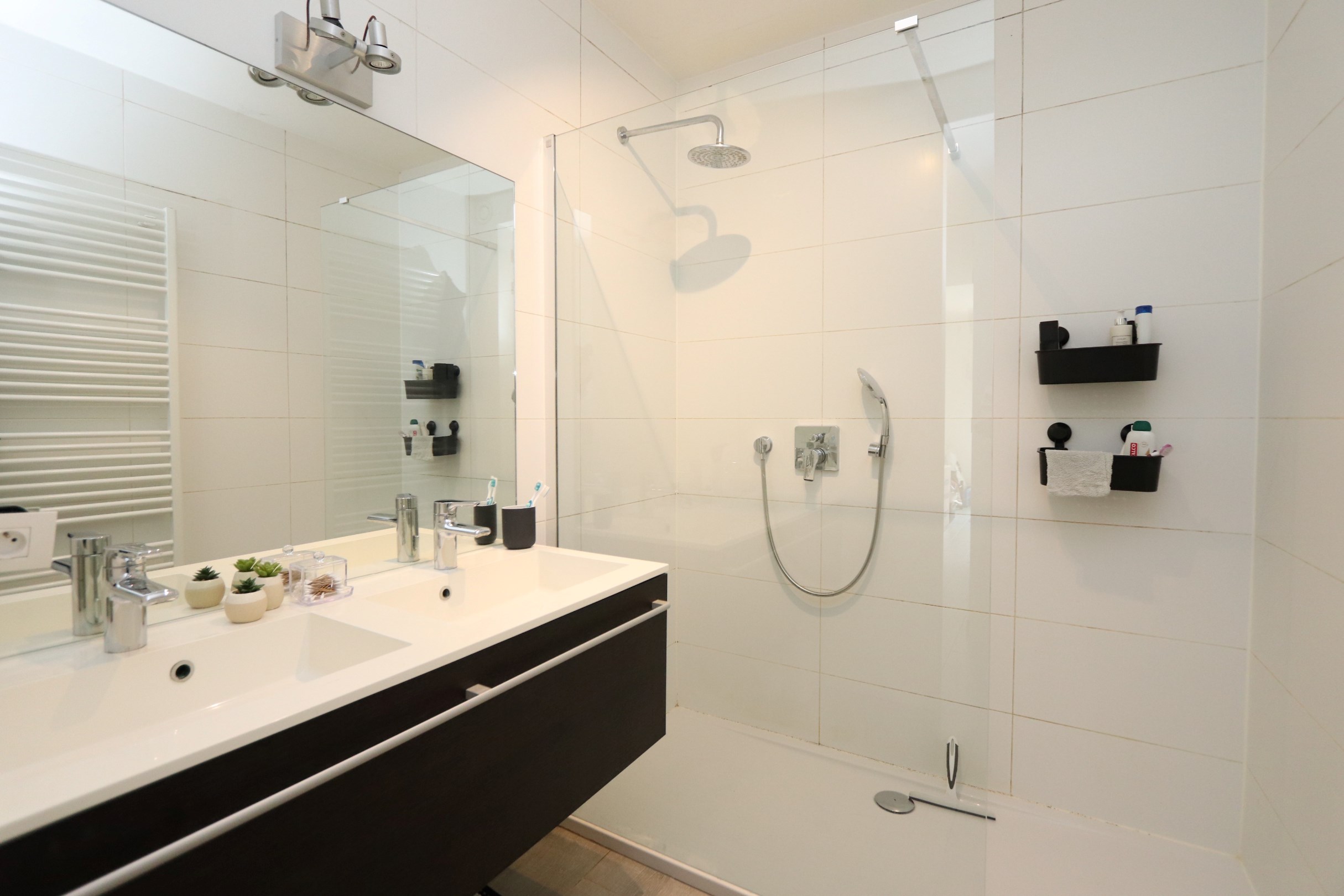 INSTAPKLAAR APPARTEMENT MET 2 SLAAPKAMER EN GARAGE 