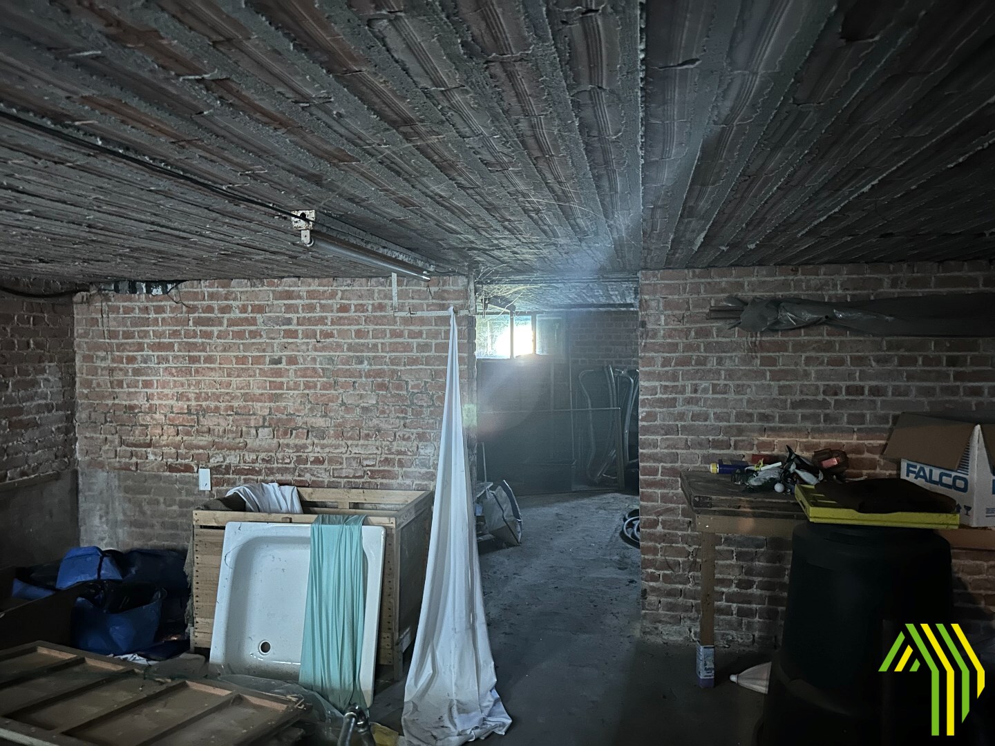 Te renoveren woning met vijf slaapkamers en inpandige garage 