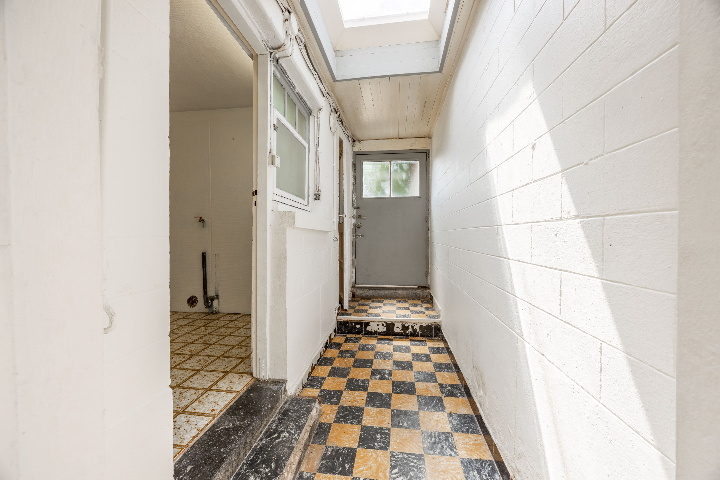 TE RENOVEREN WONING MET GARAGE 