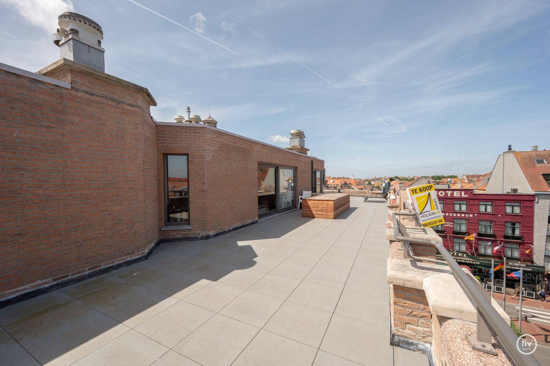 “Unieke Penthouse (1992) te koop op een toplocatie in Knokke –3 -kamerappartement met uitzonderlijke zonneterrassen van meer dan +/- 200m2 . 