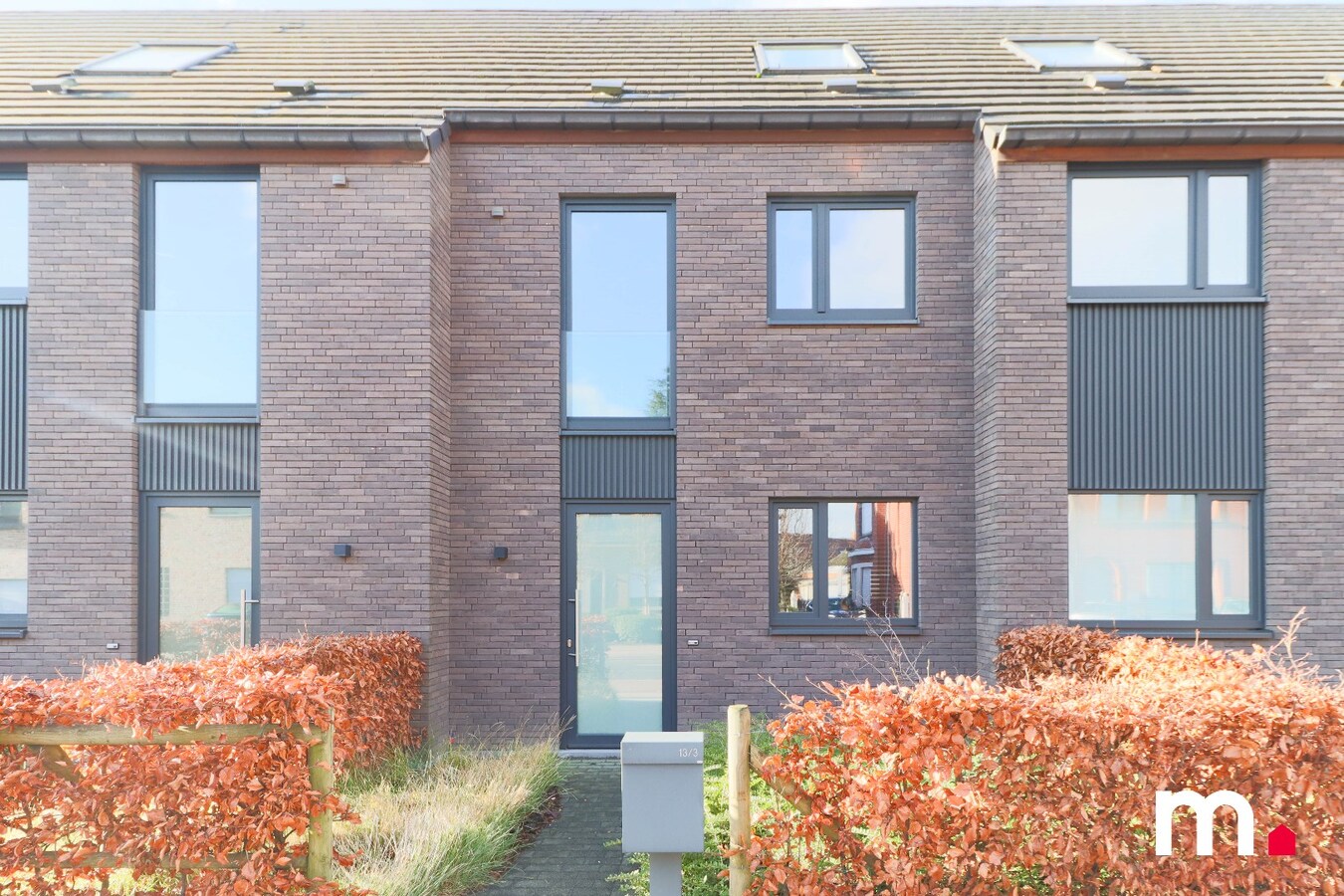 Luxe woning te Izegem!  EPC A  en moderne voorzieningen met uitweg en garage achteraan ! 