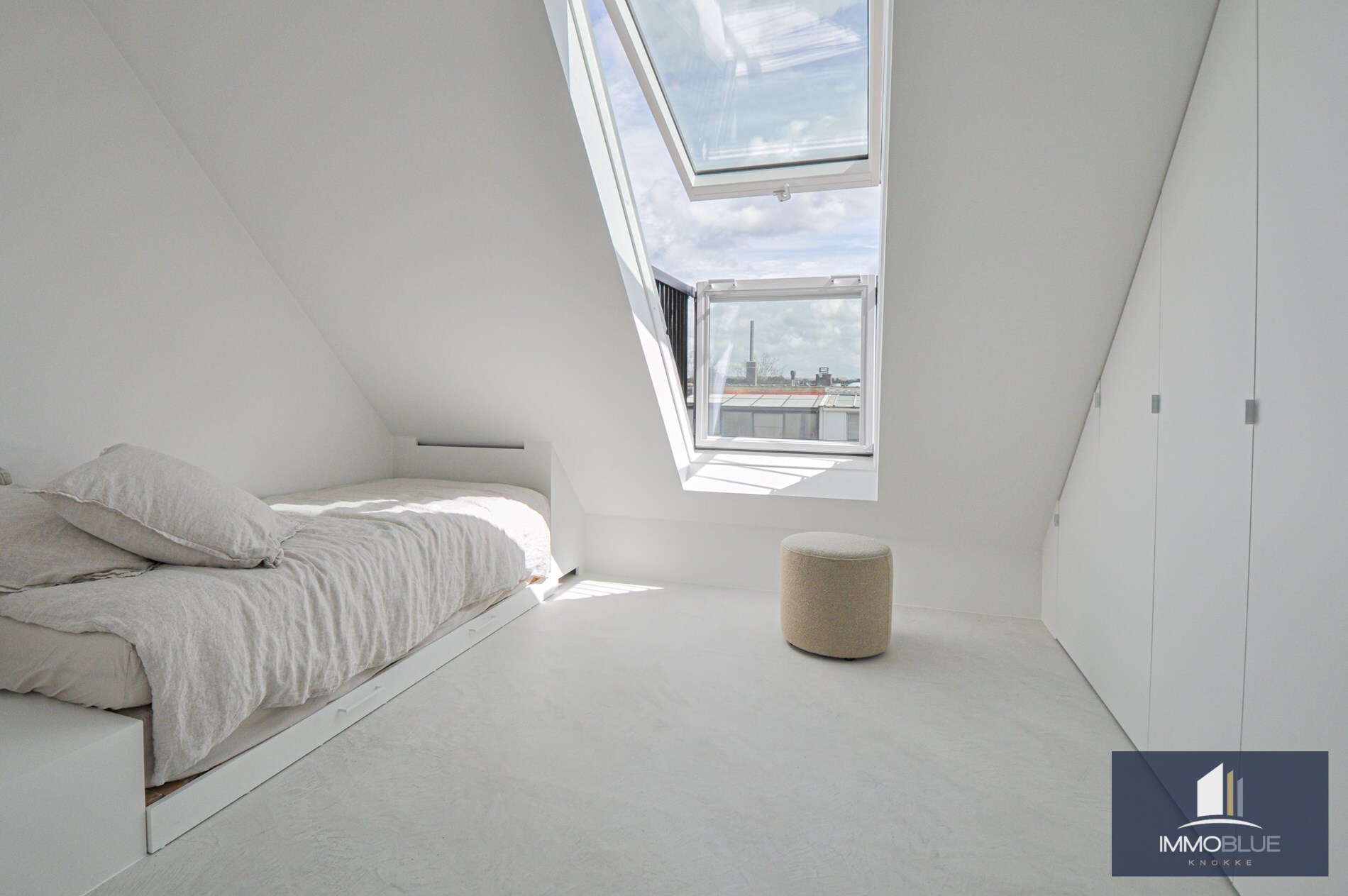 Appartement enti&#232;rement r&#233;nov&#233; avec une grande terrasse ensoleill&#233;e. 