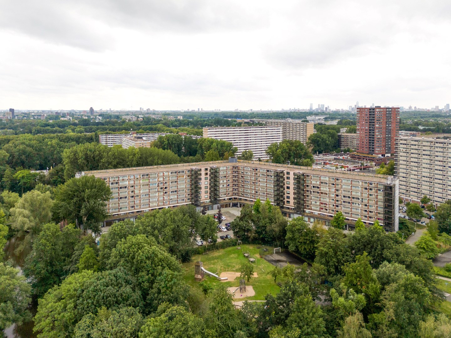 Op zoek naar een instapklaar 4-kamerappartement welke in 2021/22 geheel is gemoderniseerd? Dan is dit leuke en gemoderniseerde appartement op de 5e verdieping is dan zeker de moeite waard om te komen. 