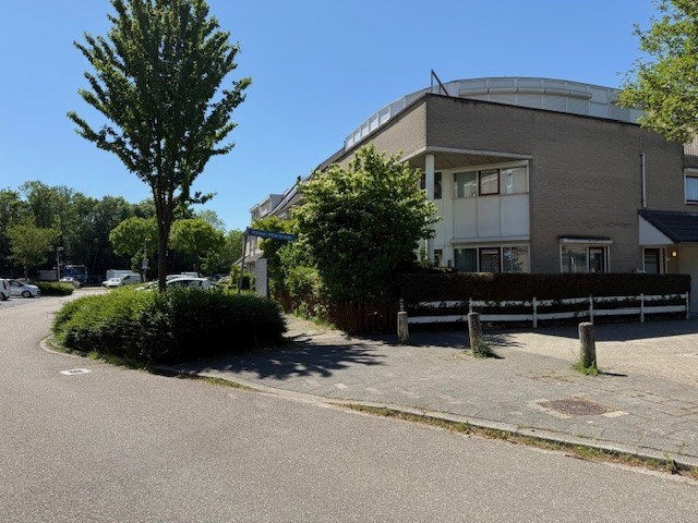 Royale hoek-eengezinswoning met 155 m&#178; wooncomfort en 5 kamers, riante tuin en dakterras. 