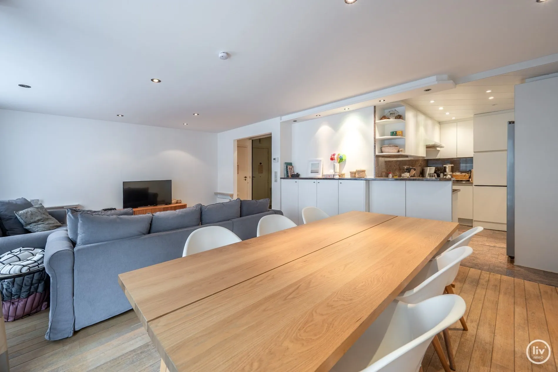 Aangenaam 2 slaapkamerappartement met mooie gevelbreedte centraal gelegen vlakbij het Rubensplein te Knokke. 