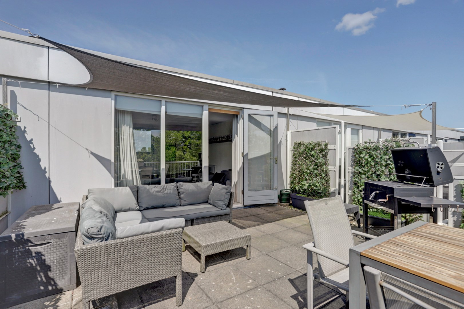 Licht, ruimte en luxe onder &#233;&#233;n dak – ideaal gezinshuis met 3 slaapkamers, moderne keuken, balkon en zonovergoten dakterras! 