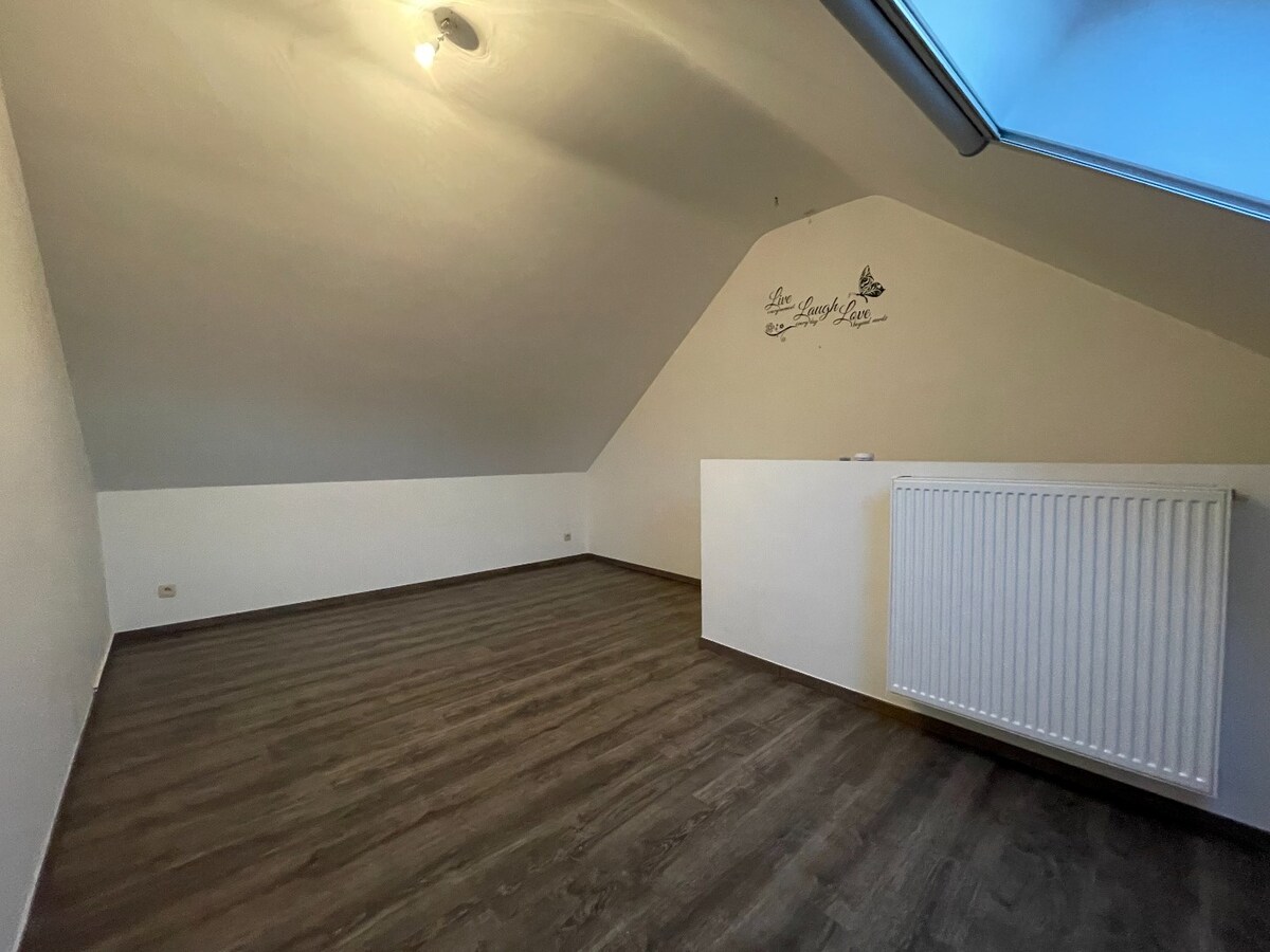 Gerenoveerde rijwoning met 2 ruime slaapkamers en koer te centrum Roeselare (vrij 1/10/2024) 