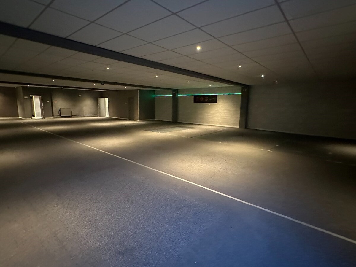 Handelspand 546 m&#178; met veel mogelijkheden en 8 parkeerplaatsen 