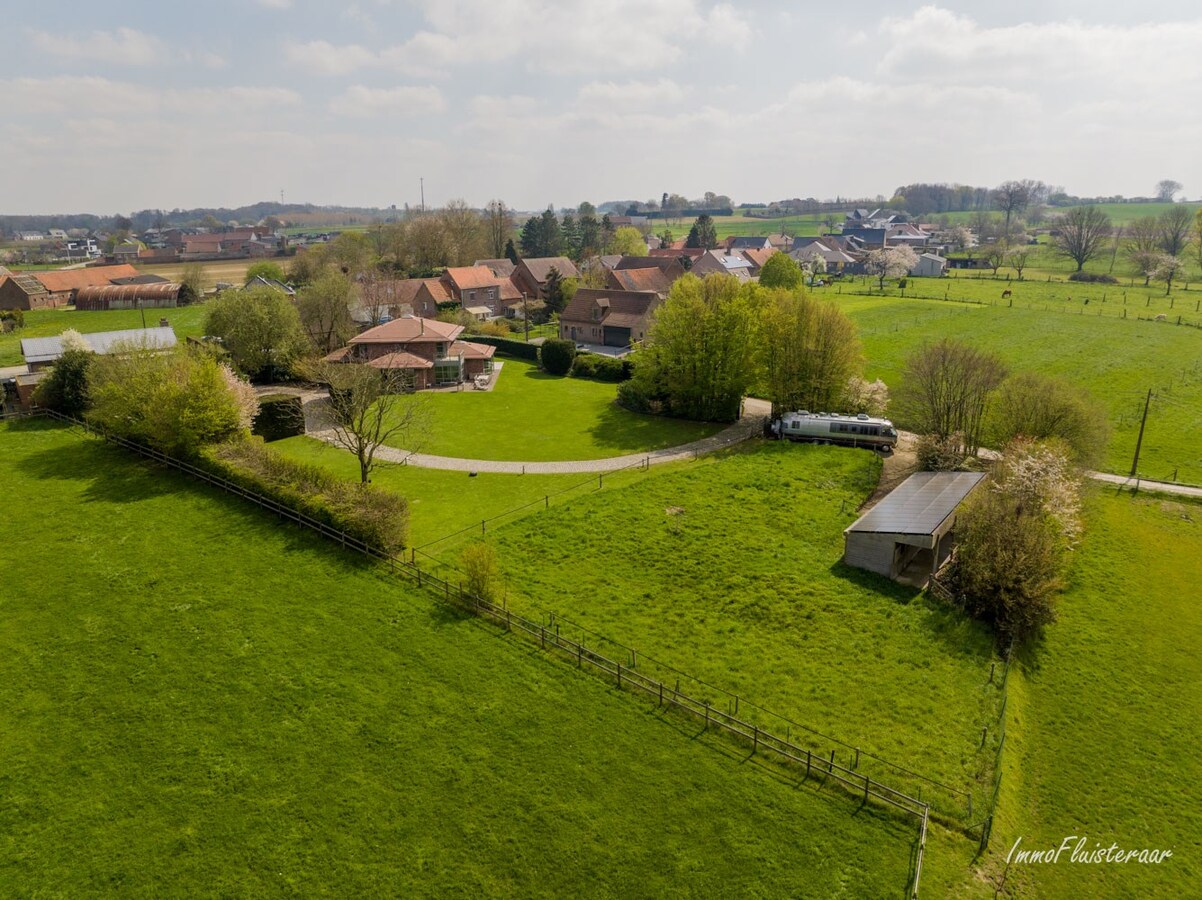 Exclusieve en energiezuinige villa met paardenstallen op ca. 45a te Merchtem (Brussegem; Vlaams-Brabant) 