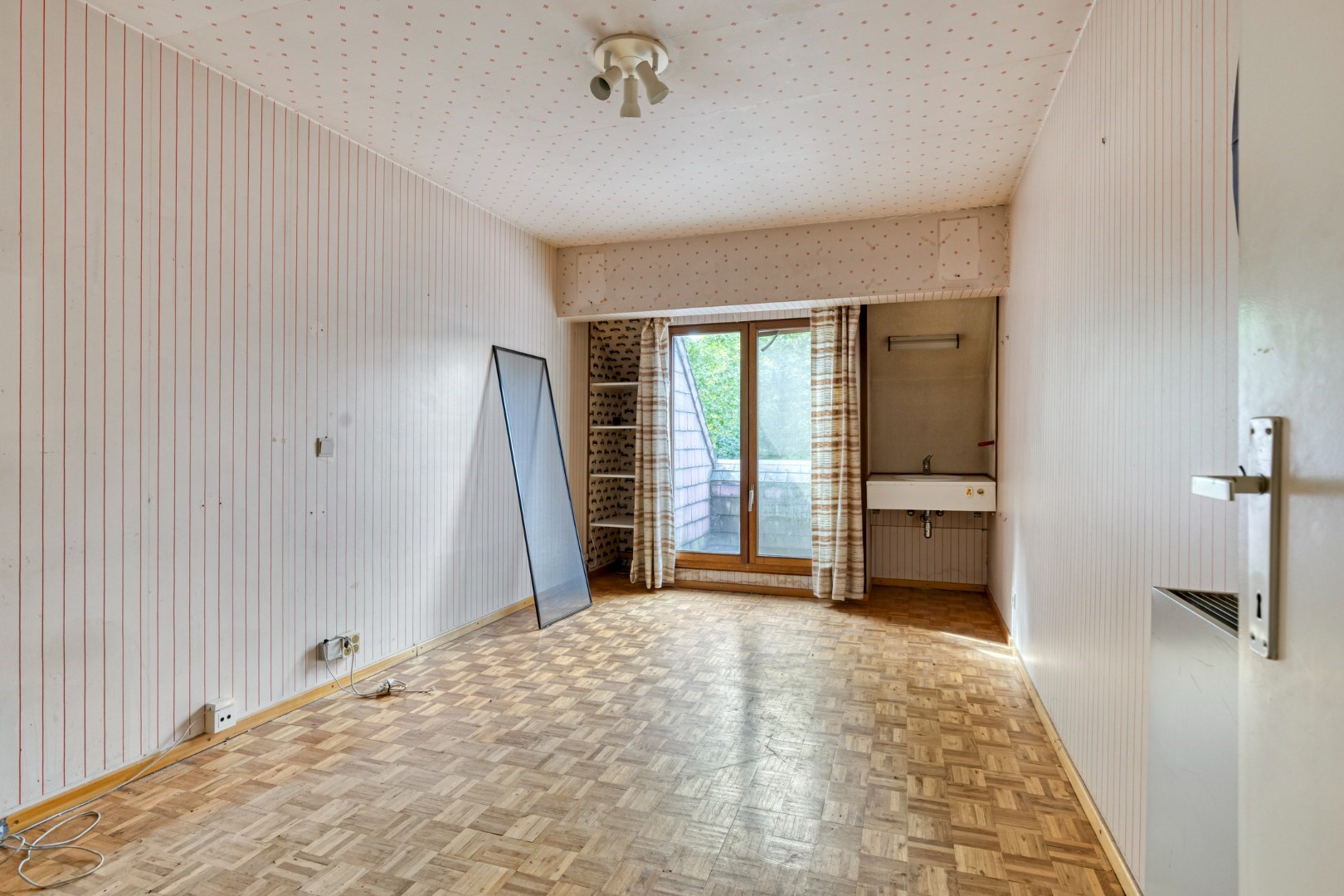 Ruime gezinswoning met 5 slaapkamers, praktijkruimte en dubbele garage in Kessel-Lo – EPC 337 kWh/m&#178; – bewoonbare oppervlakte ca. 301 m&#178; 
