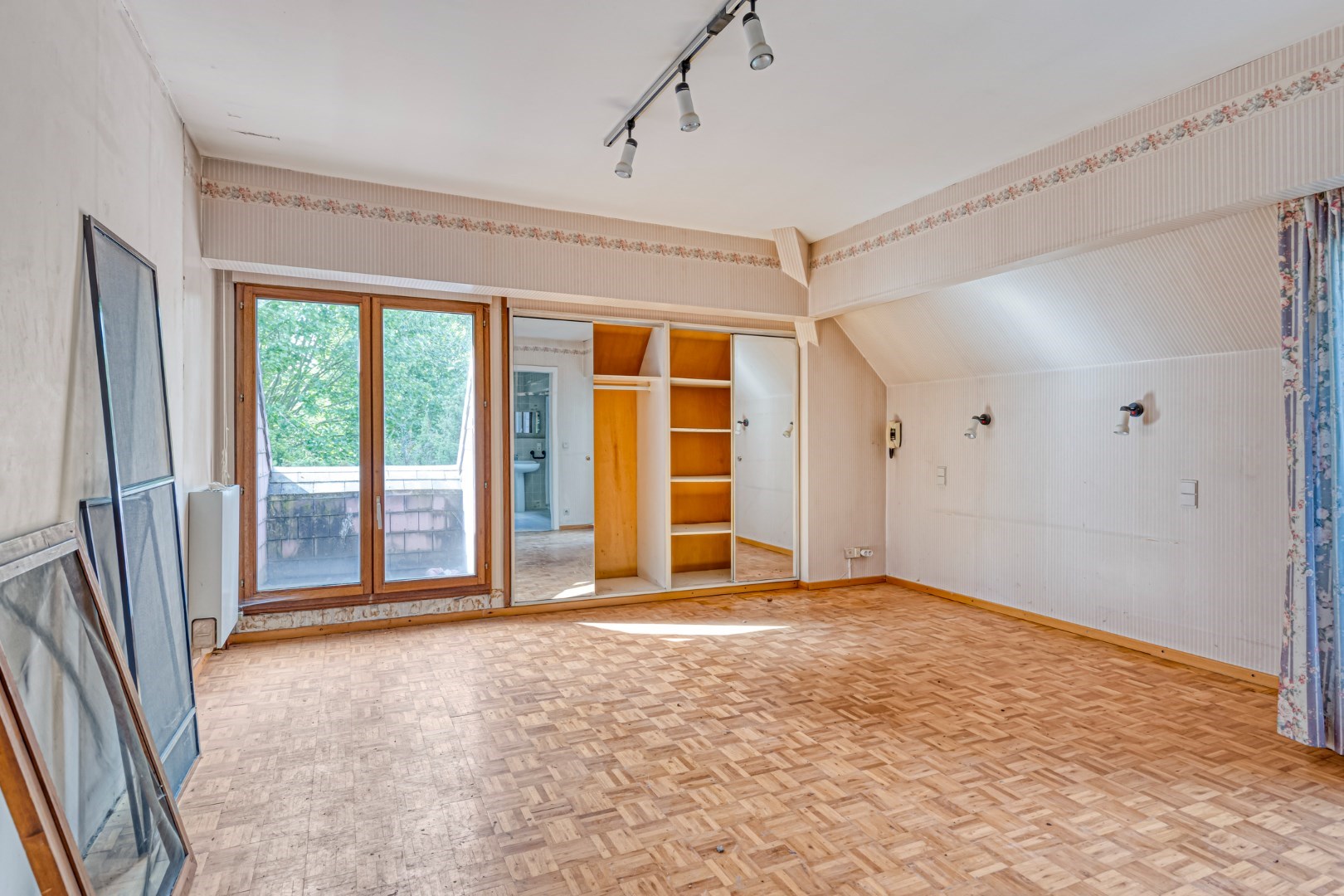 Ruime gezinswoning met 5 slaapkamers, praktijkruimte en dubbele garage in Kessel-Lo – EPC 337 kWh/m&#178; – bewoonbare oppervlakte ca. 301 m&#178; 
