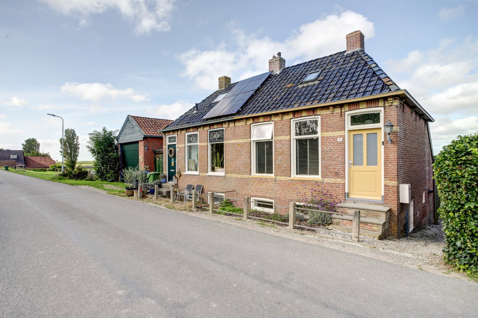 Landelijk wonen in een moderne, instapklare woning met uitzicht op de Friese Waddenzeedijk 