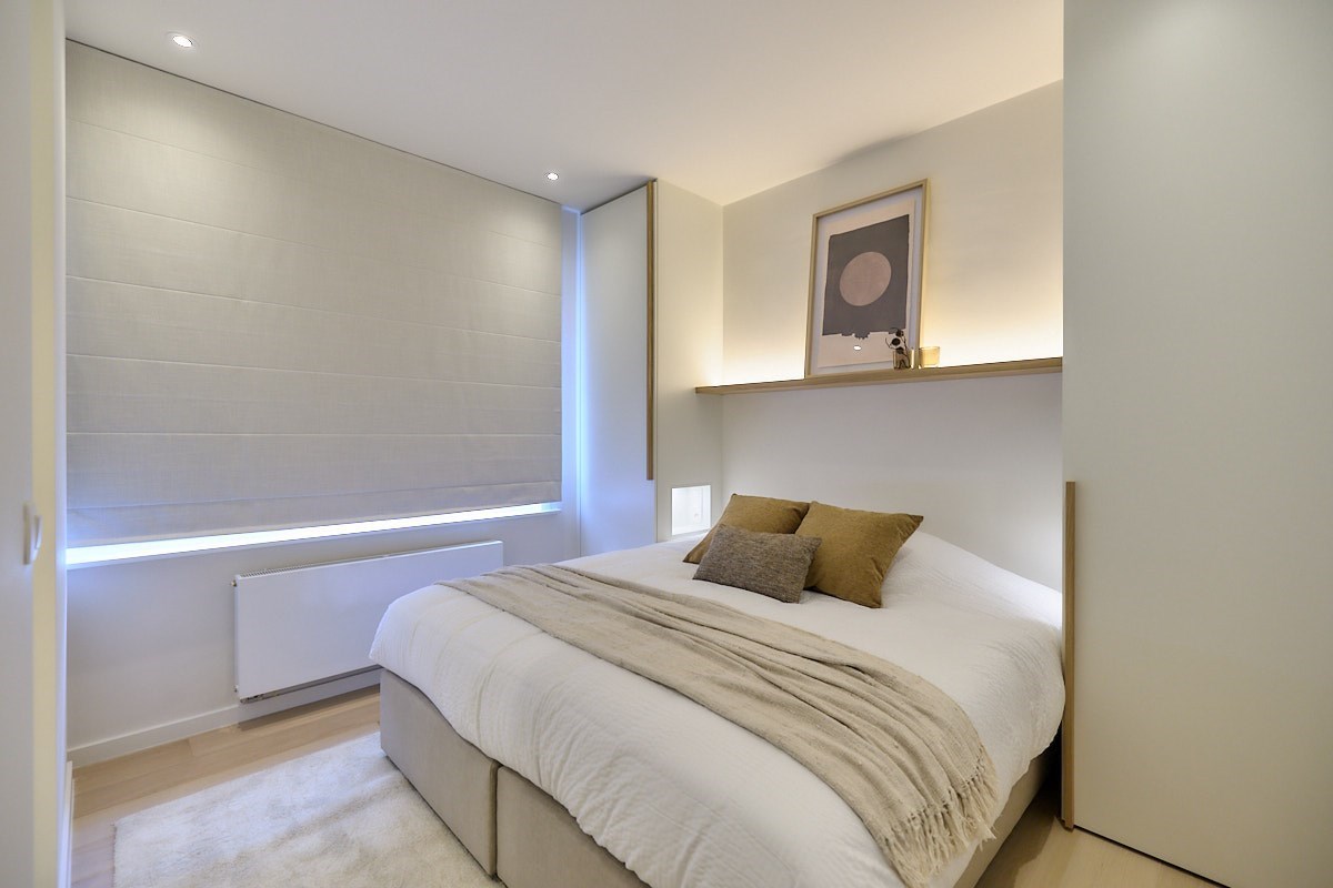 Volledig gerenoveerd appartement met 4 slaapkamers centraal gelegen in centrum van Knokke nabij de Dumortierlaan met zijdelings zeezicht. 