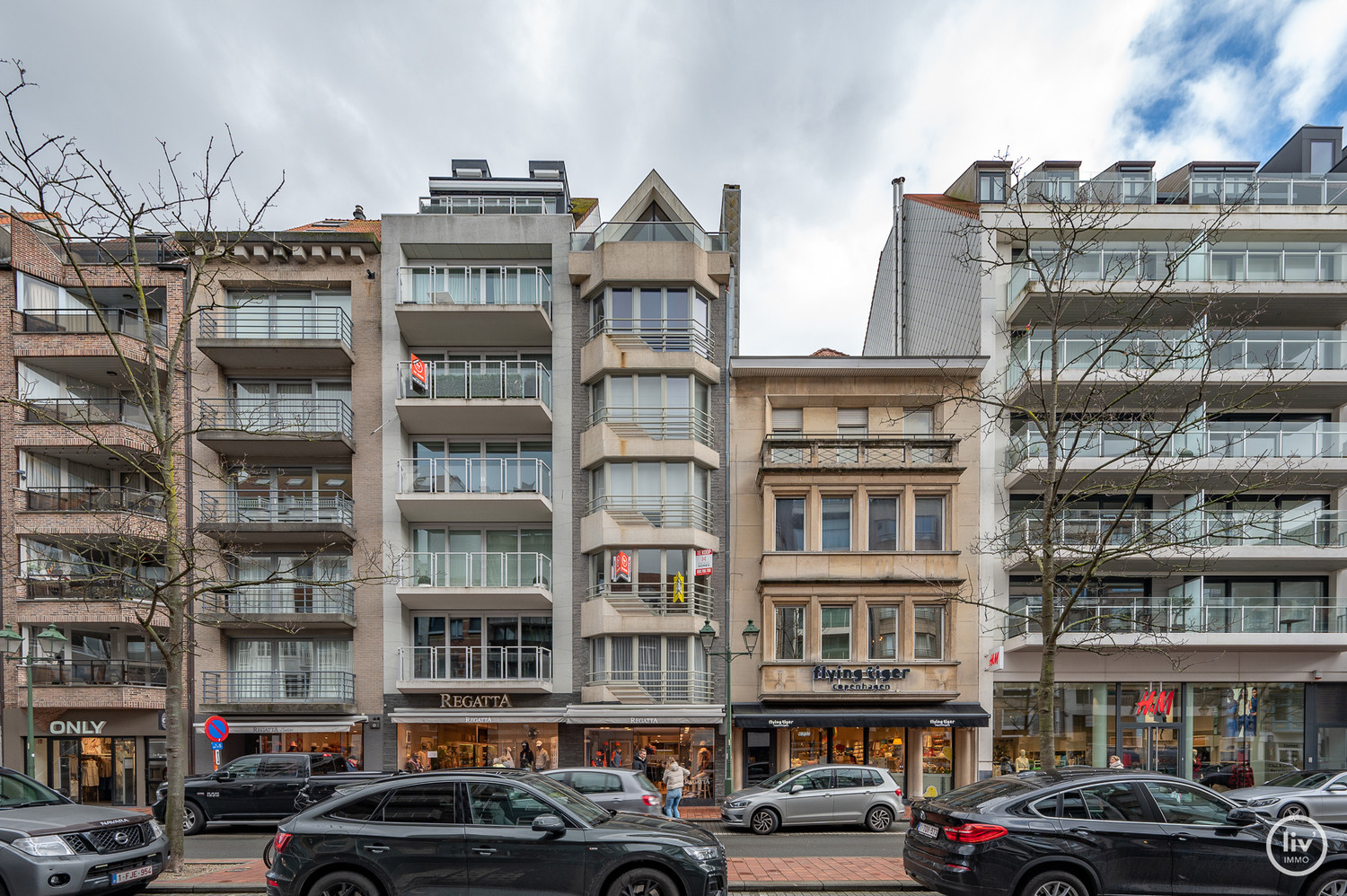 Aangenaam gemeubeld 2-slaapkamerappartement, centraal gelegen in de Lippenslaan te Knokke. 