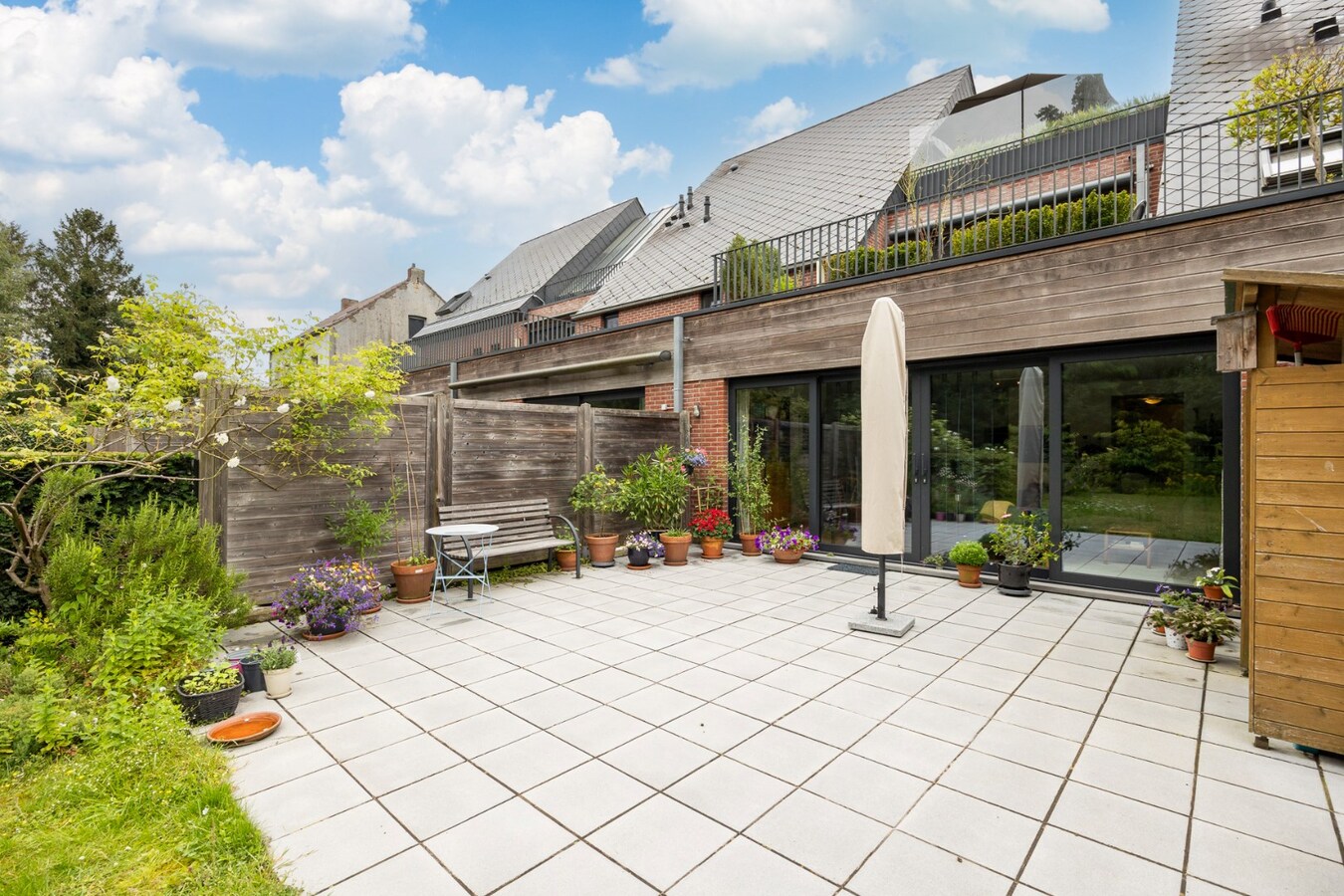 Gelijkvloers appartement met 2 slaapkamers en tuin op toplocatie 