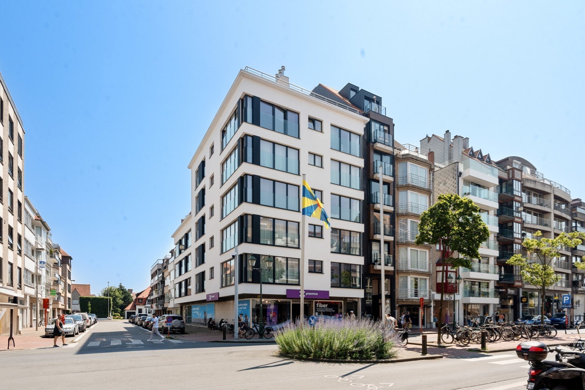 Bel appartement r&#233;nov&#233;, spacieux avec 2 chambres et une belle fa&#231;ade, situ&#233; au centre de l&#39;avenue Lippens &#224; Knokke. 