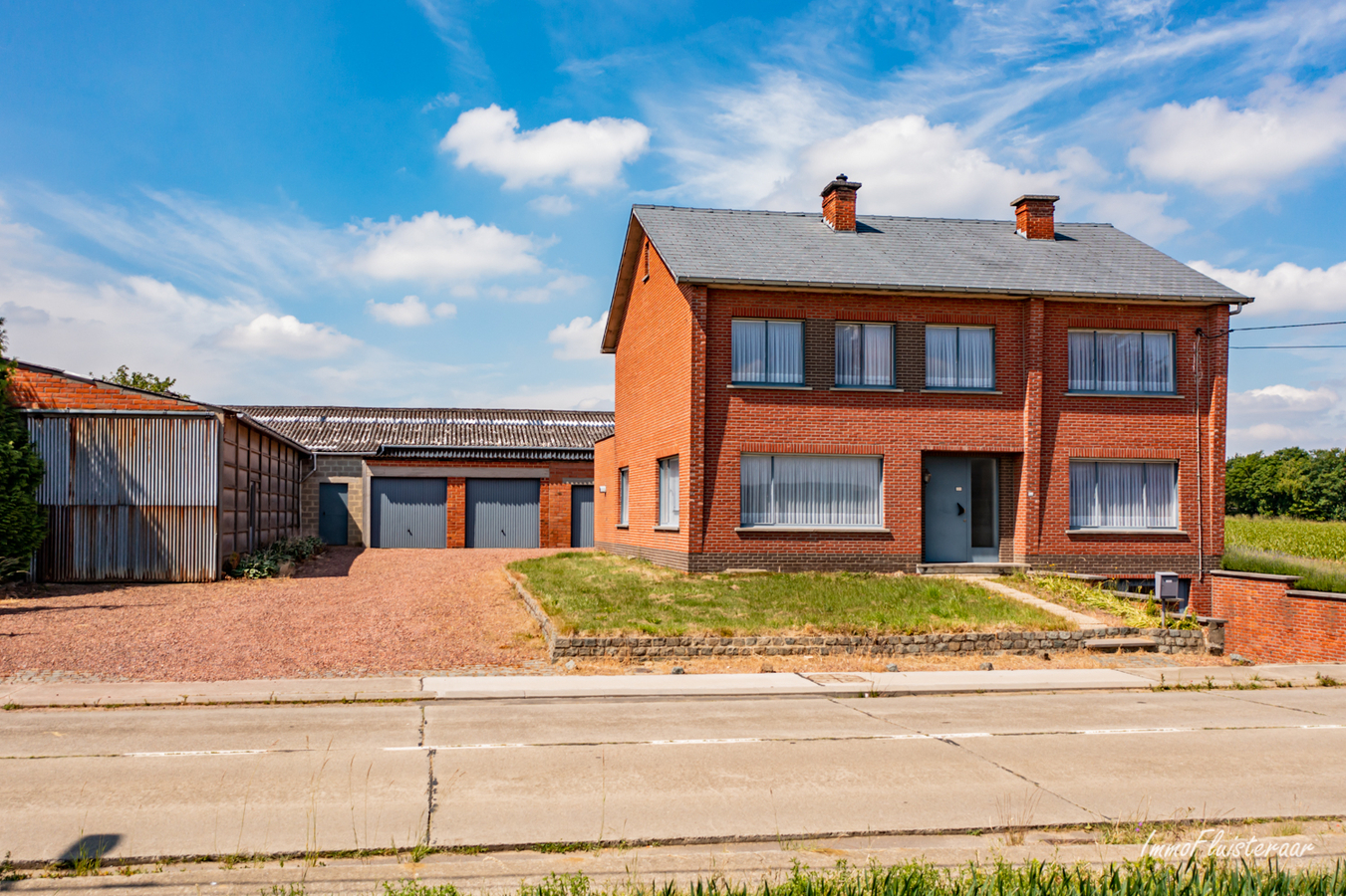 Ruime woning met grote loodsen/bijgebouwen op ca. 70a te Gelrode (Vlaams-Brabant) 