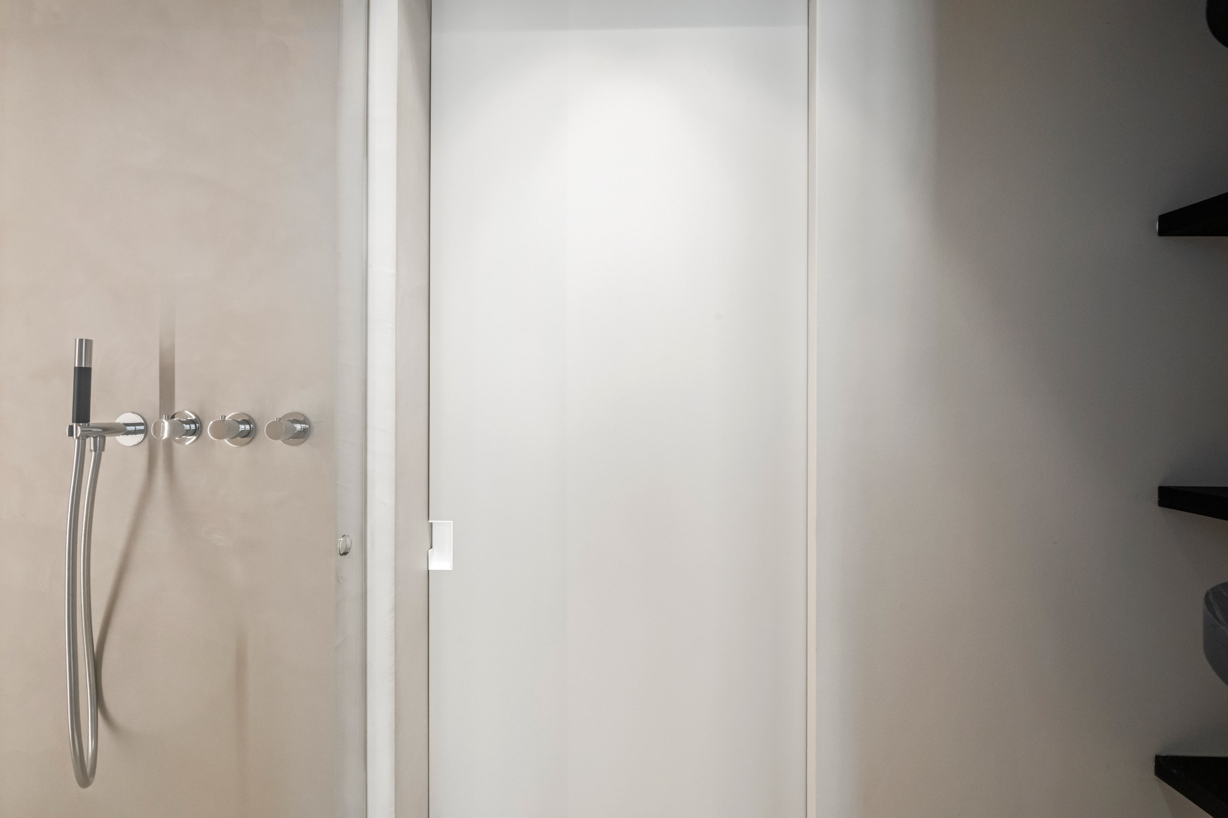 Appartement de trois chambres &#233;l&#233;gamment r&#233;nov&#233; avec vue d&#233;gag&#233;e sur la Kustlaan. 