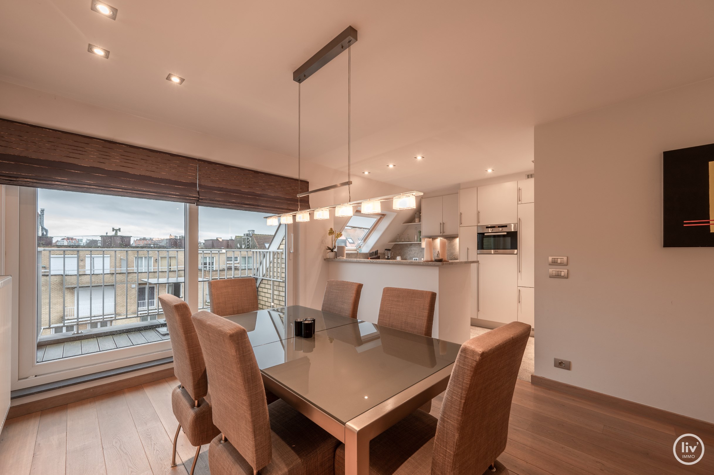 Aangenaam duplex appartement met ruime terrassen centraal gelegen op de Paul Parmentierlaan te Knokke. 