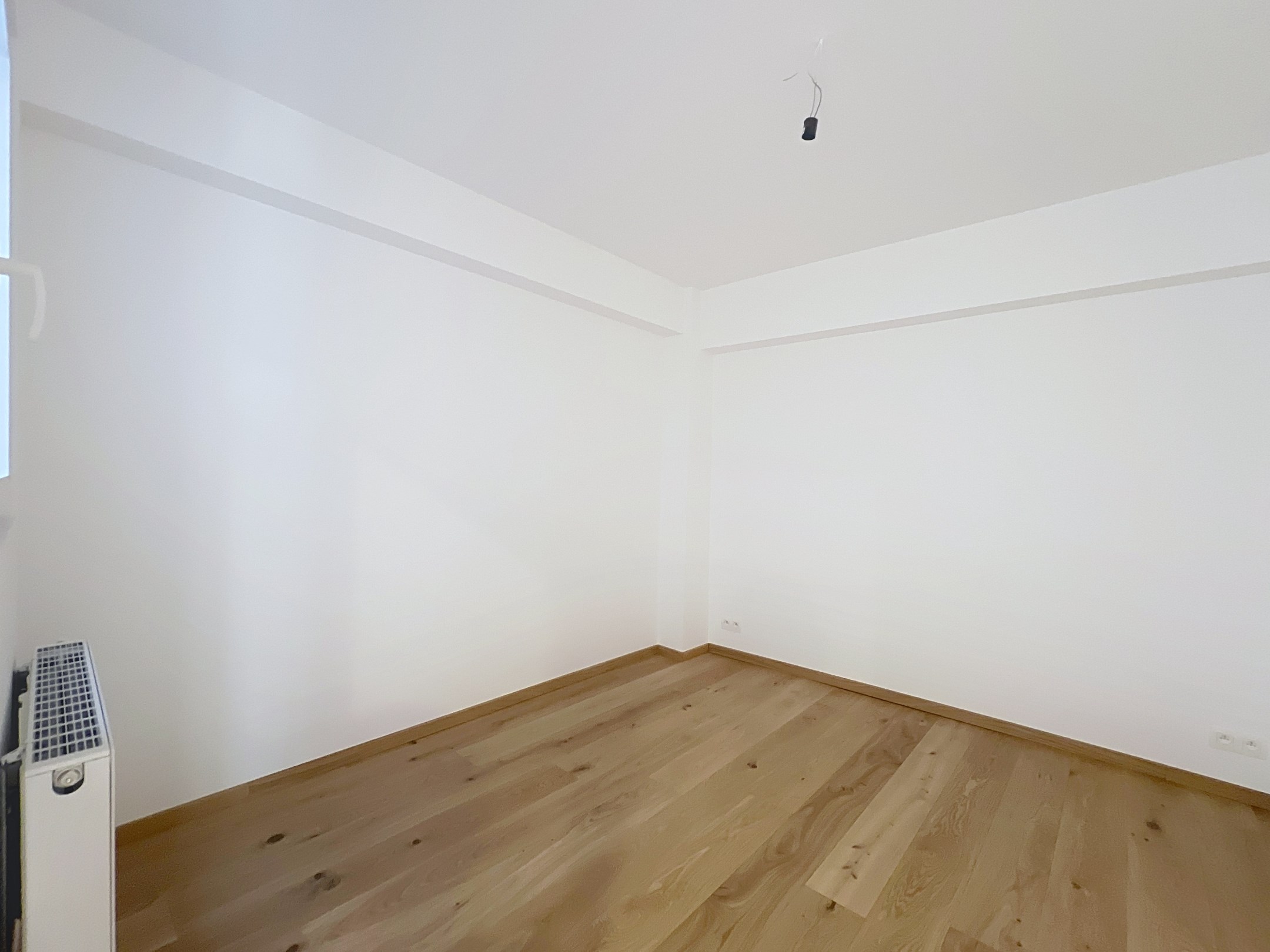 Instapklaar 2-slaapkamerappartement met zijdelings zeezicht in verzorgd gebouw. 