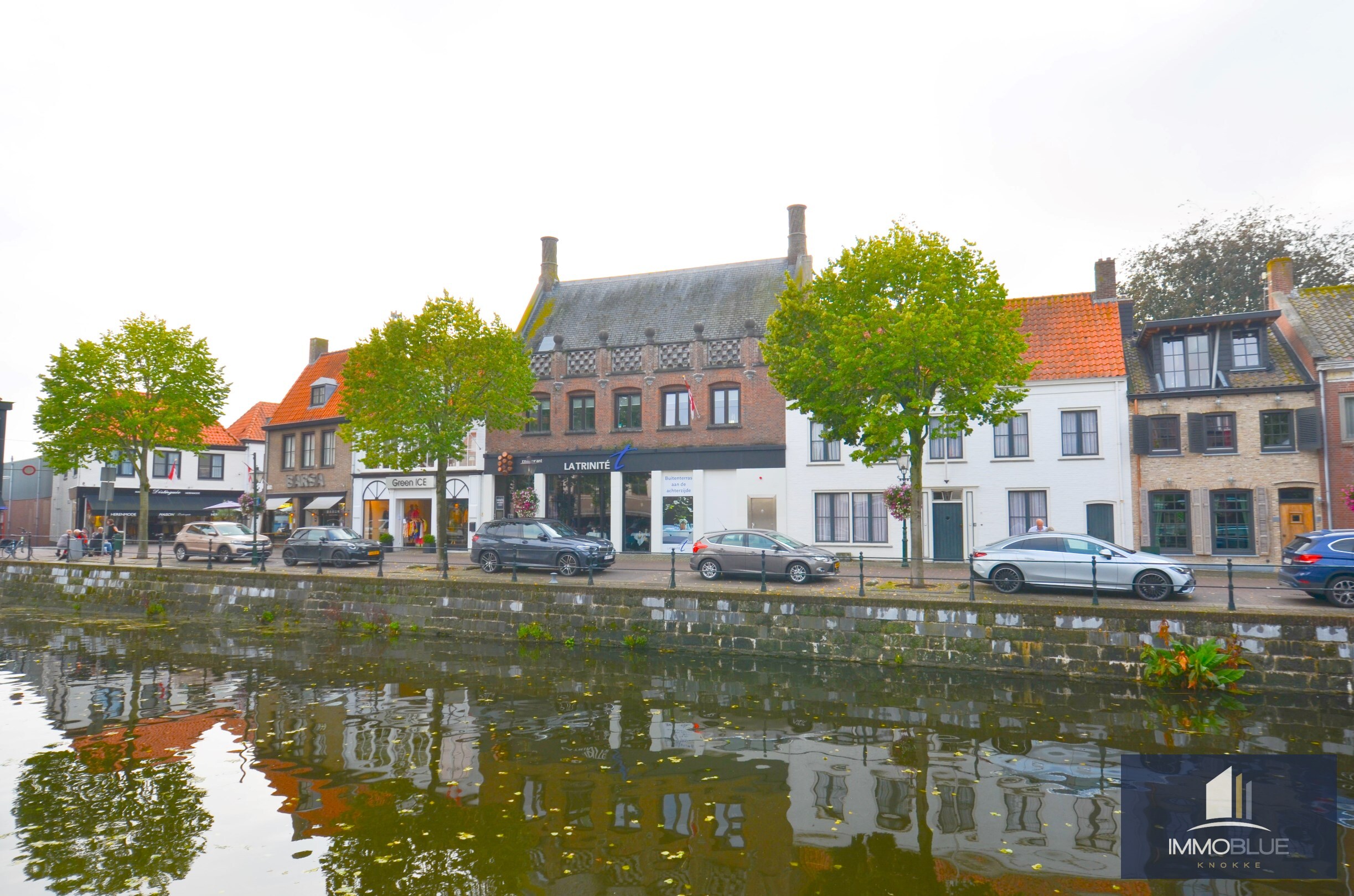 Uitstekend gelegen toprestaurant met een zonnig terras en woonst gelegen aan de Damse Vaart te Sluis. 