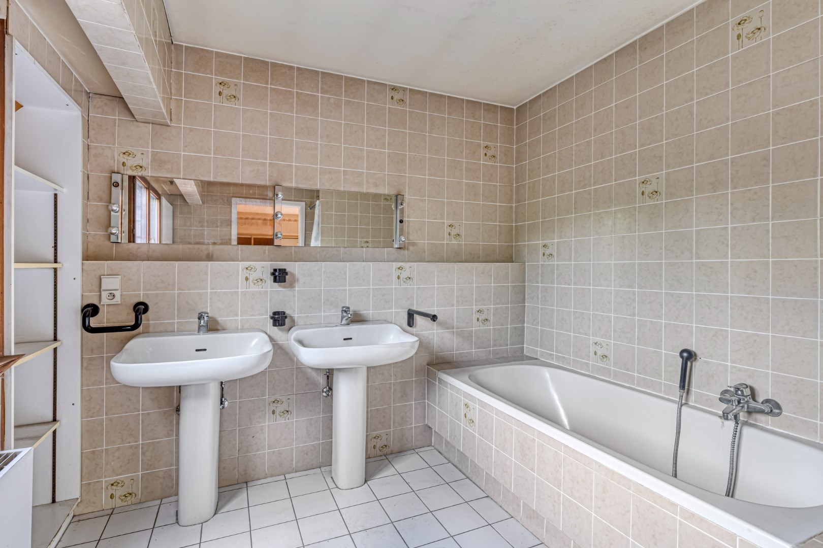 Ruime gezinswoning met 5 slaapkamers, praktijkruimte en dubbele garage in Kessel-Lo – EPC 337 kWh/m&#178; – bewoonbare oppervlakte ca. 301 m&#178; 