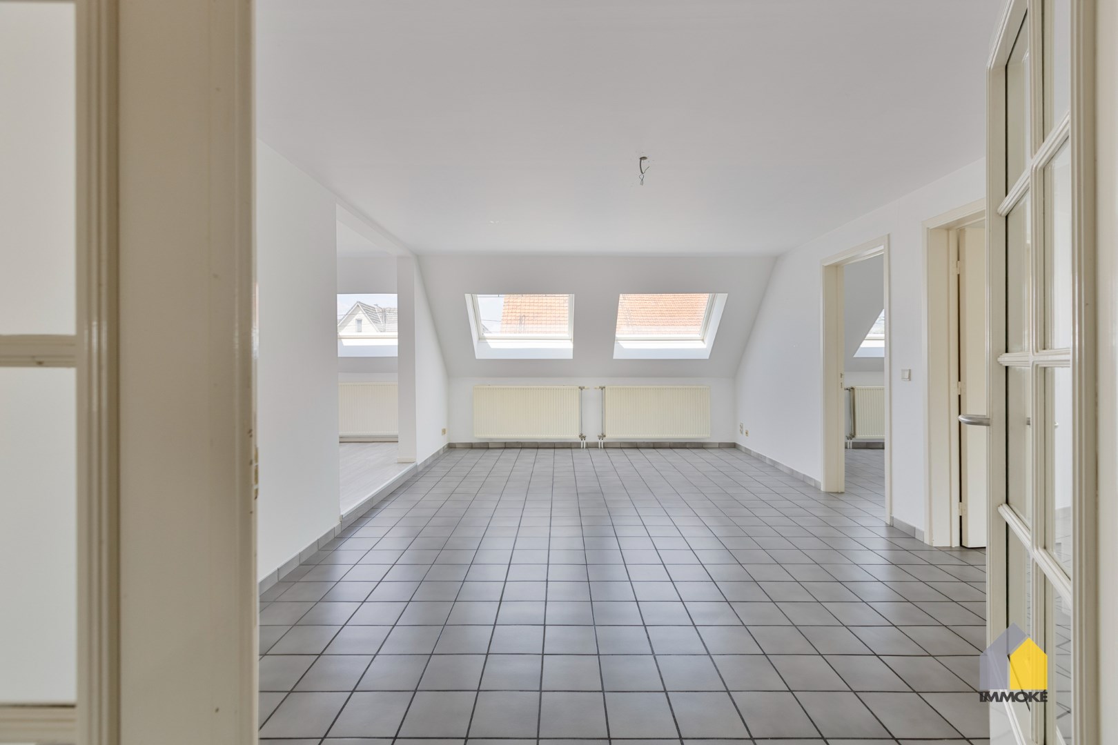 Halfvrijstaande woning met 3 slpks en grote polyvalente ruimte op perceel van 5 a 25 ca. 
