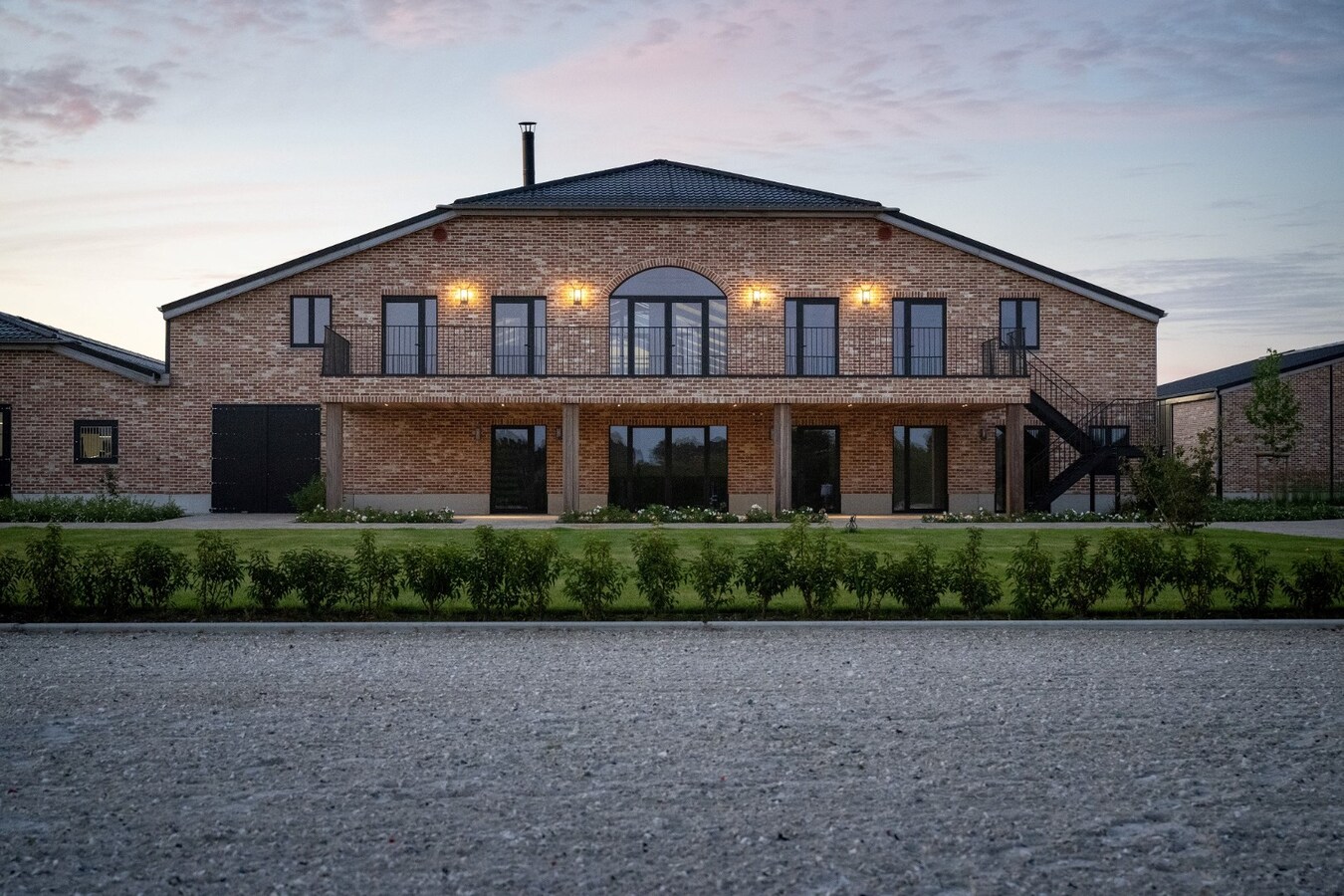 Exclusieve professionele hippische accommodatie (nieuwbouw) met villa op ca. 9 ha te Neerpelt 