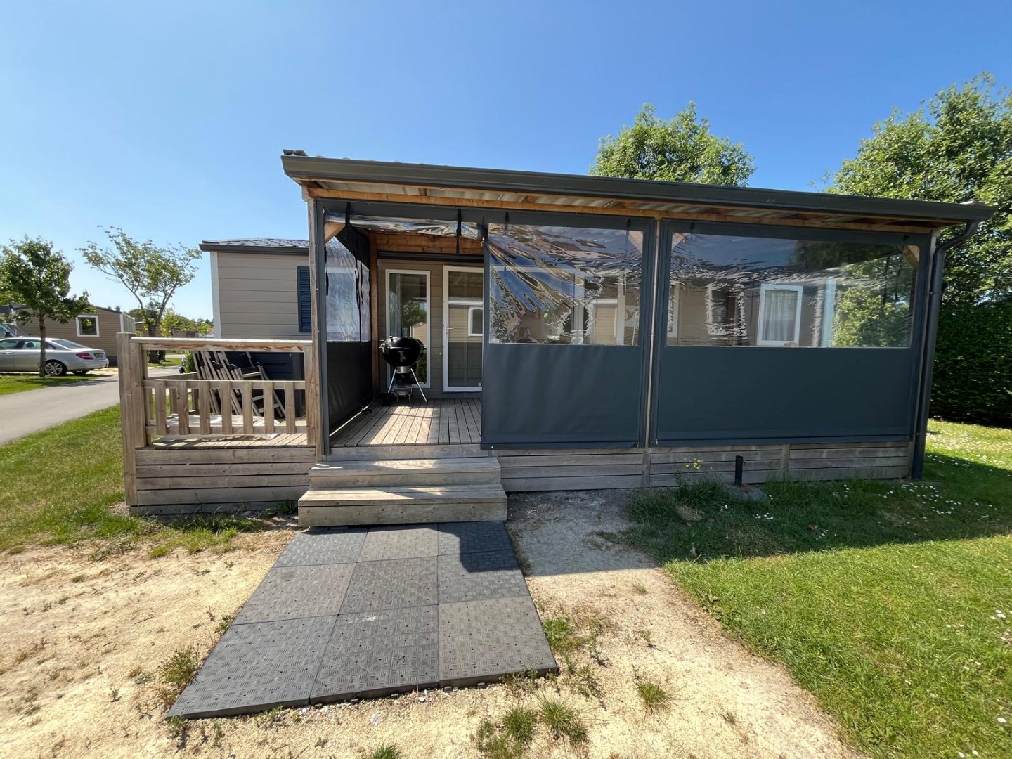 Zeer net, vrijwel nieuw vakantie-chalet (nr. JD12) aan de rand het Vakantiepark In de Bongerd te Oostkapelle, op loopafstand van het gezellige centrum van het dorp en natuurgebied de Manteling met aan 