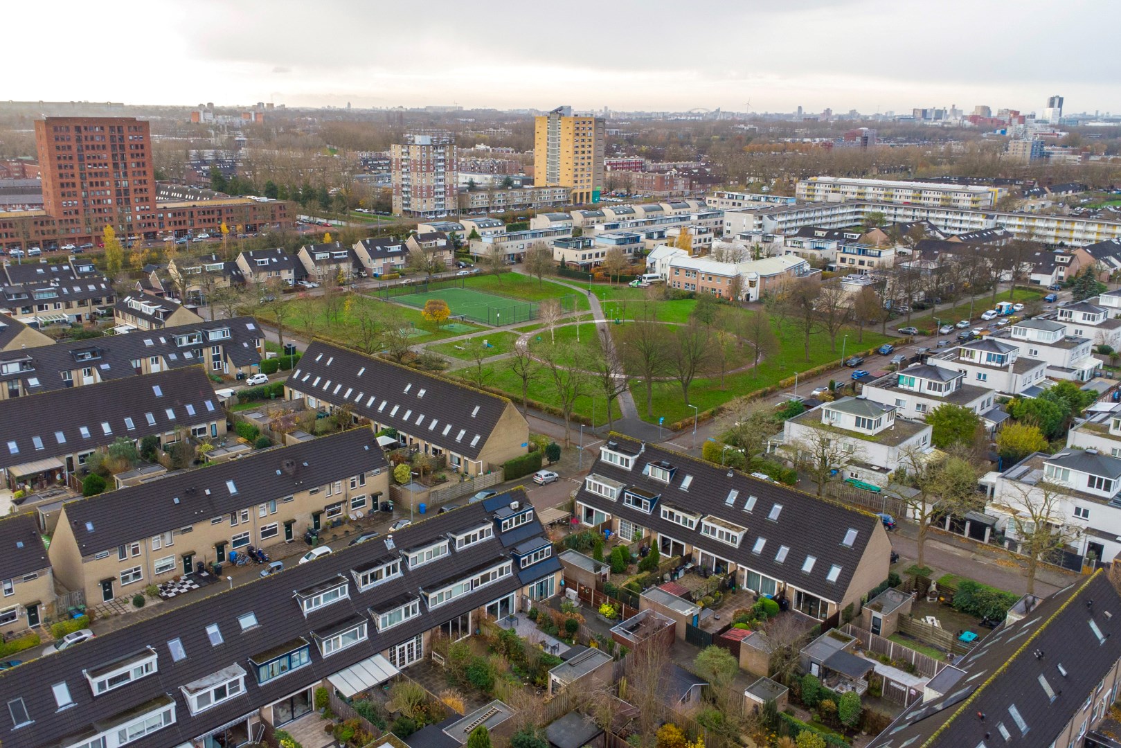 Dit fijne en energiezuinige (A-label) familiehuis met moderne keuken, 4 slaapkamers, 3 dakkapellen en riante achtertuin is direct te betrekken! 