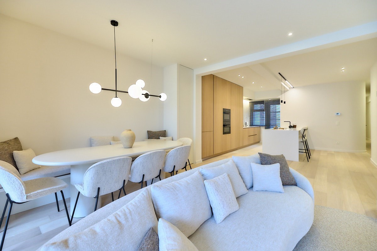 Volledig gerenoveerd appartement met 4 slaapkamers centraal gelegen in centrum van Knokke nabij de Dumortierlaan met zijdelings zeezicht. 