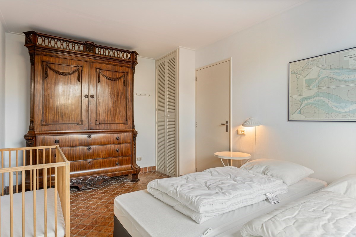 T.A. Makelaardij biedt aan:  Reigerlaan 10 te Kamperland; moderne architectonische vrijstaande villa met extra brede vrijstaande garage en royale private tuin rondom. 