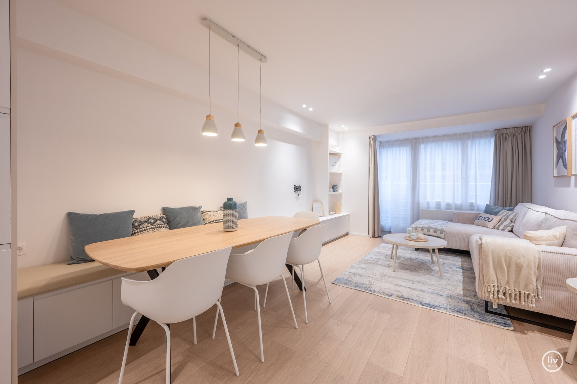 Prachtig gerenoveerd appartement, ideaal gelegen tussen het Driehoeksplein  en de zeedijk te Knokke. 