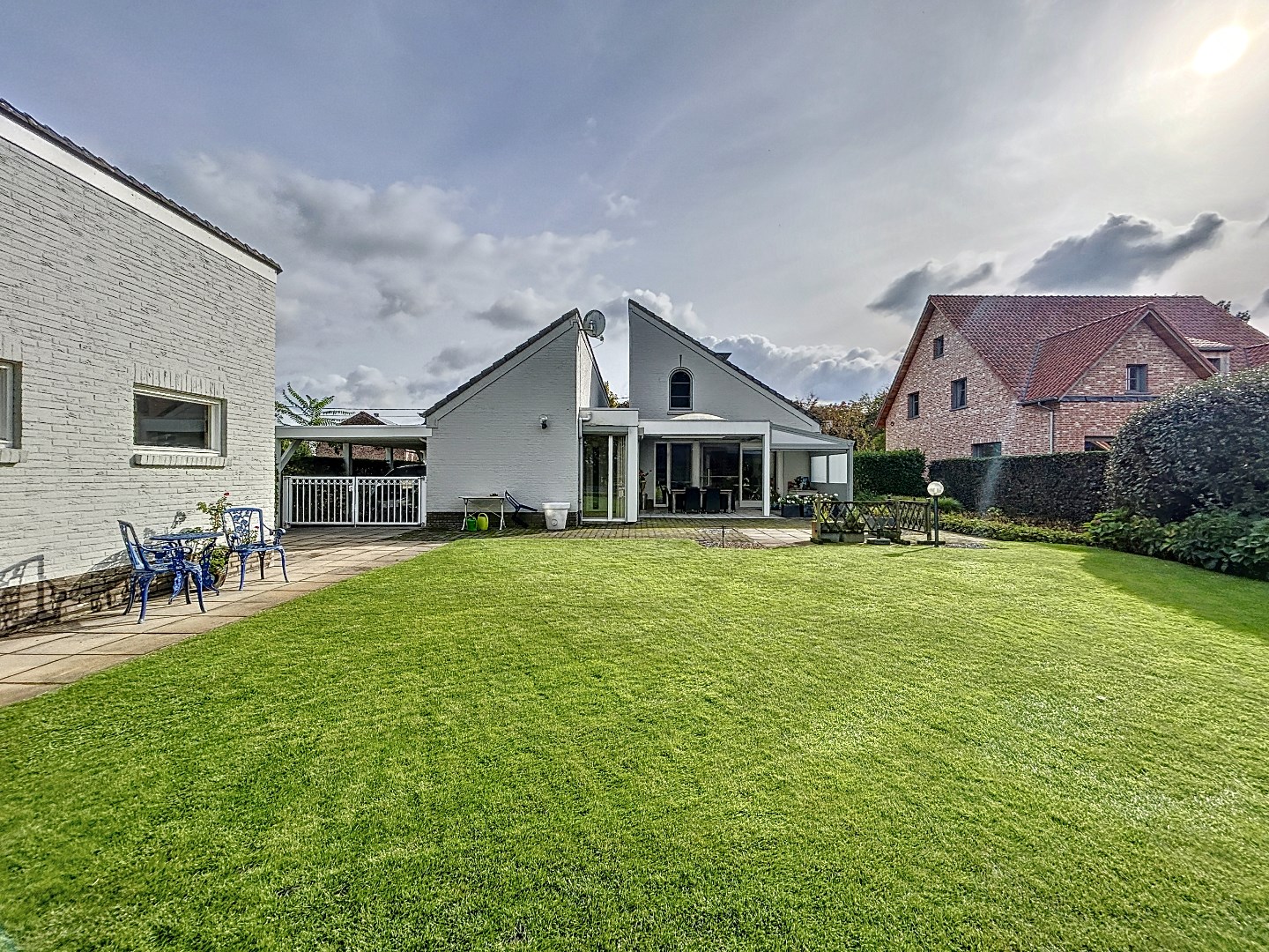 Moderne villa met garage, carport, overkapping gelegen op een perceel van bijna 14 are en heeft een vrij uitzicht over de velden. 