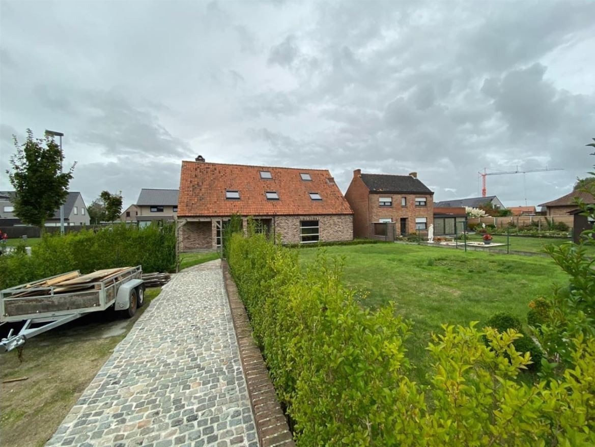 Ruime alleenstaande woning met 5 slaapkamers en garage te Koekelare 