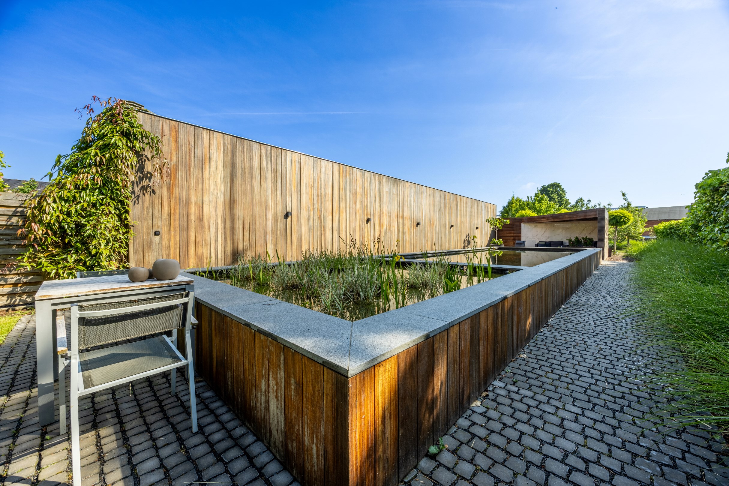 STATIGE VILLA MET MAGAZIJN 