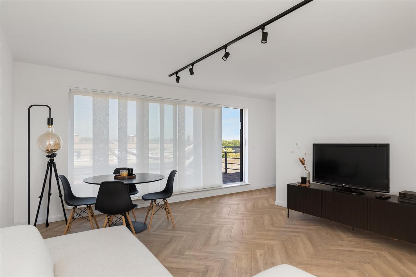 Kwalitatief gerenoveerd appartement met terras van 35m&#178;! 