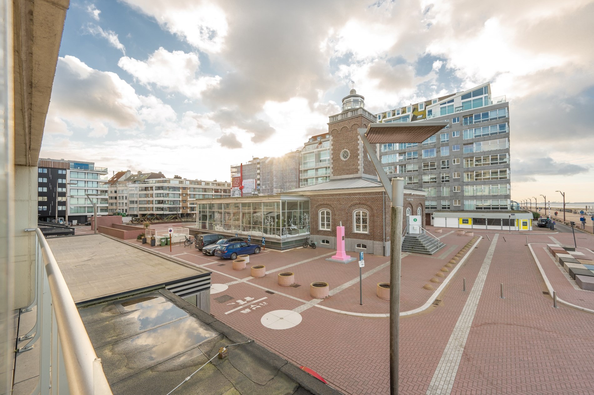 Magnifiek HOEKappartement met FRONTAAL zeezicht en westgericht terras gelegen aan het Lichttorenplein te Knokke. 