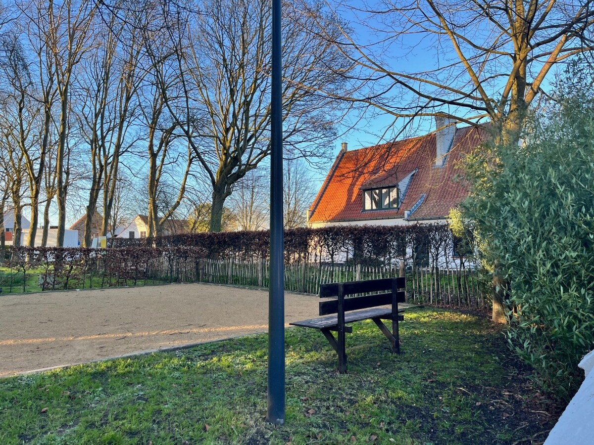 In de pittoreske dorpskom van Oostkerke nabij Damse Vaart, te renoveren Pastorie 