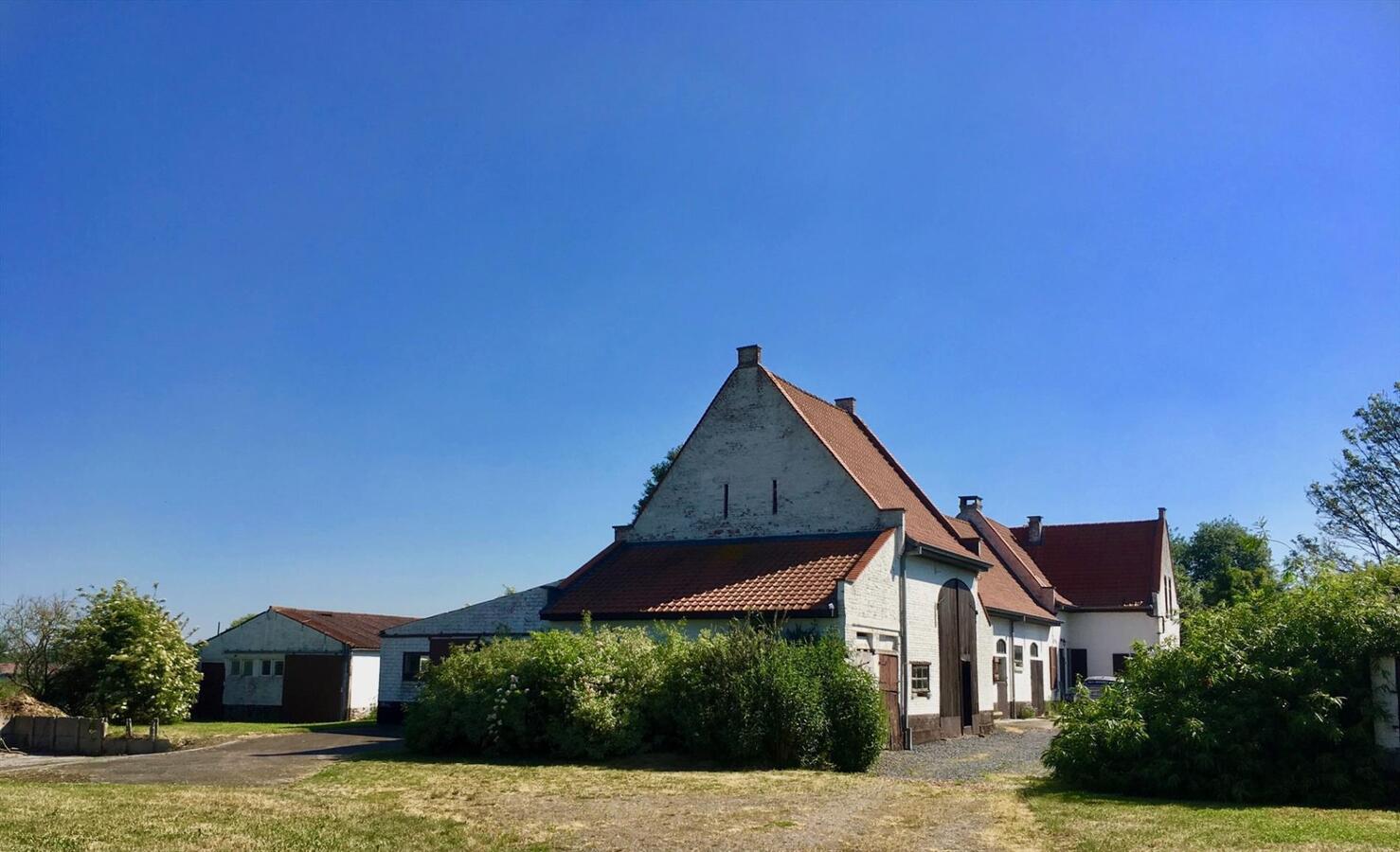 Idyllische hoeve met 7 paardenstallen op ca. 2,25 Ha te Klerken (Houthulst) 