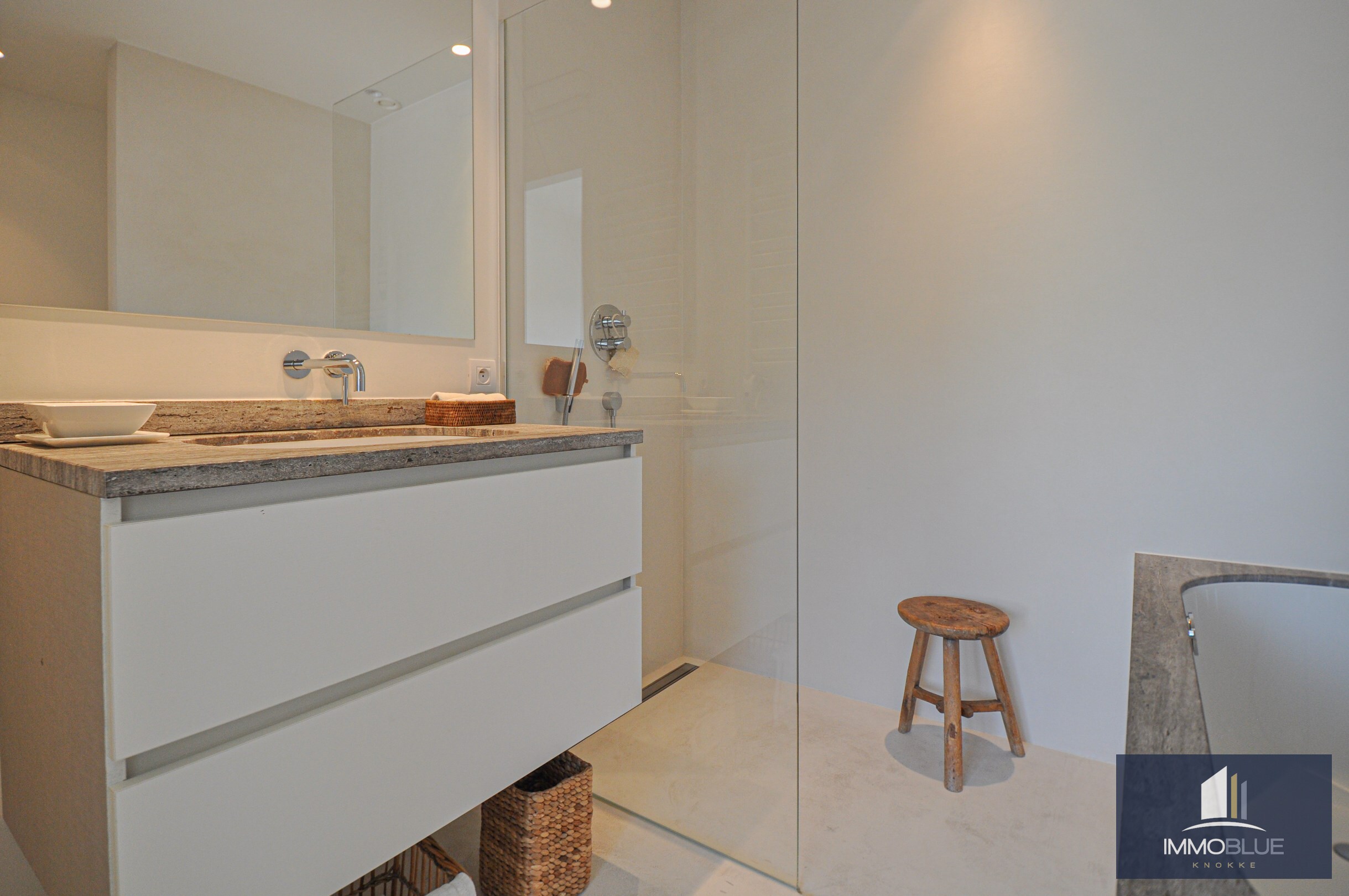 Subliem hoekappartement met ruime terrassen gelegen in het prestigieuze domein Tennis Garden. 