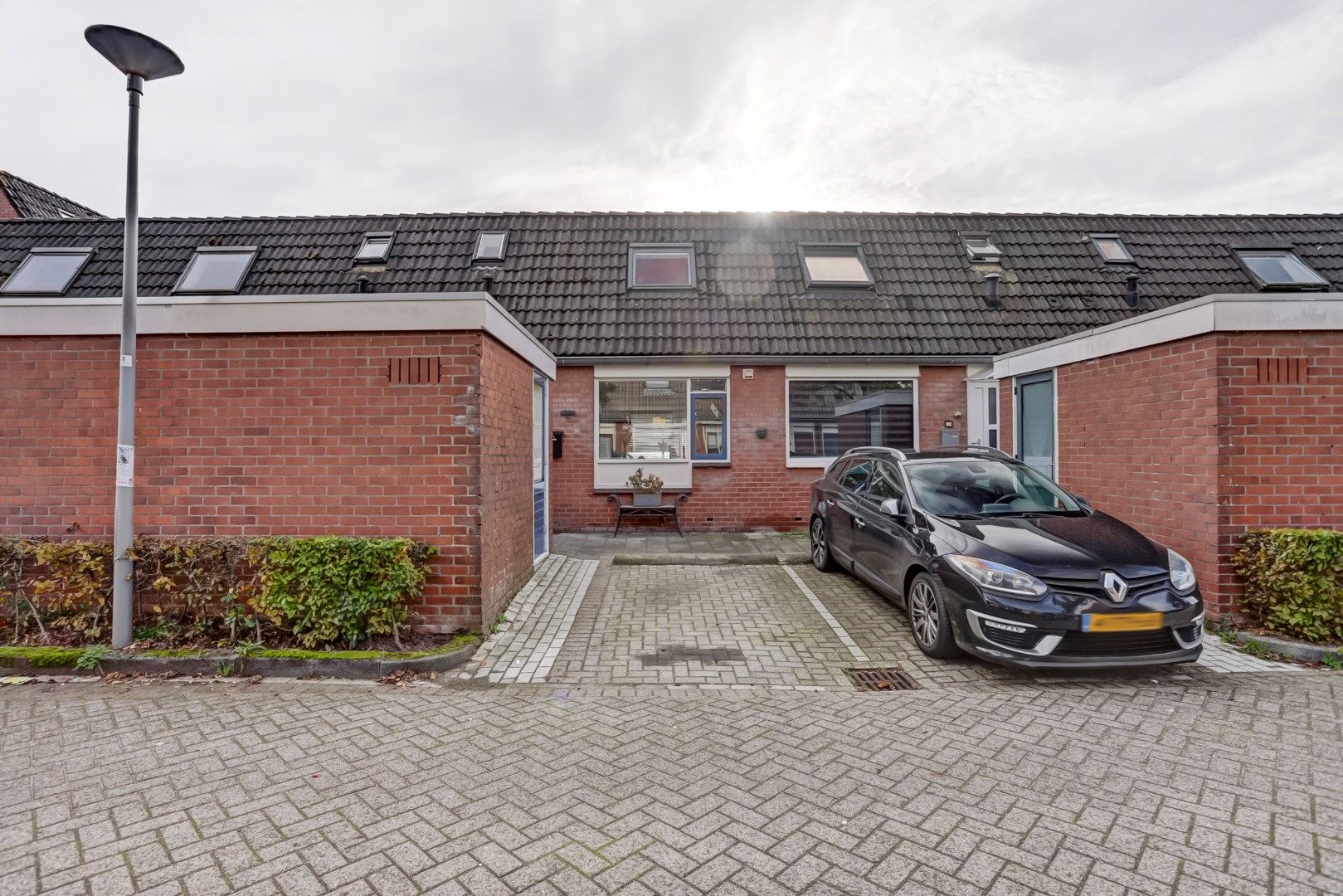 Starters opgelet! keurig 4 kamer tussenwoning met parkeerplaats voor deur, 3 slaapkamers, keurige keuken en badkamer, ruime onderhoudsvriendelijke tuin welke gelegen is op het zuidwesten. 