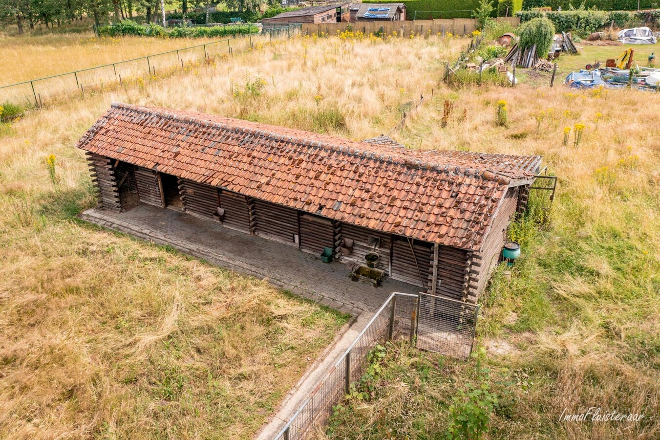 Ruime laagbouwwoning met magazijn, sierserre, aanhorigheden en stallen op ca. 75a te Messelbroek (Scherpenheuvel-Zichem; Vlaams-Brabant) 