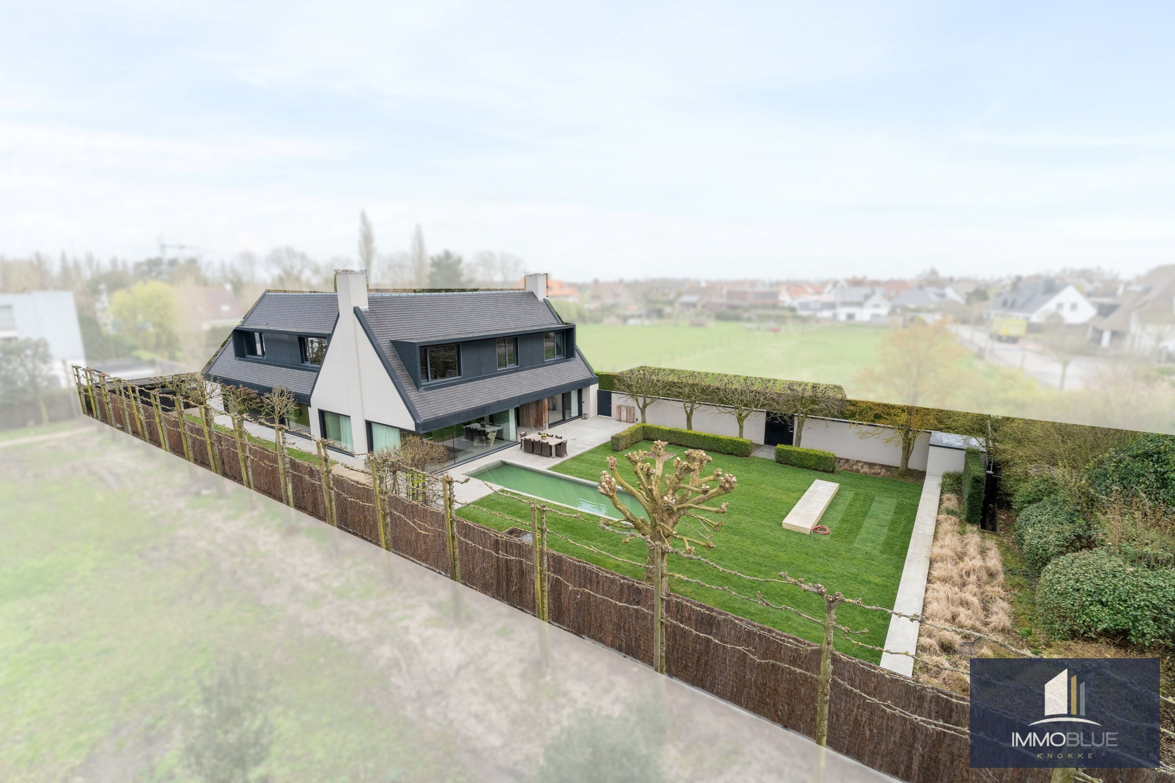 Spacieuse et &#233;l&#233;gante villa avec beaucoup d&#39;intimit&#233; et un jardin orient&#233; au soleil, situ&#233;e dans un quartier r&#233;sidentiel de Knokke. 