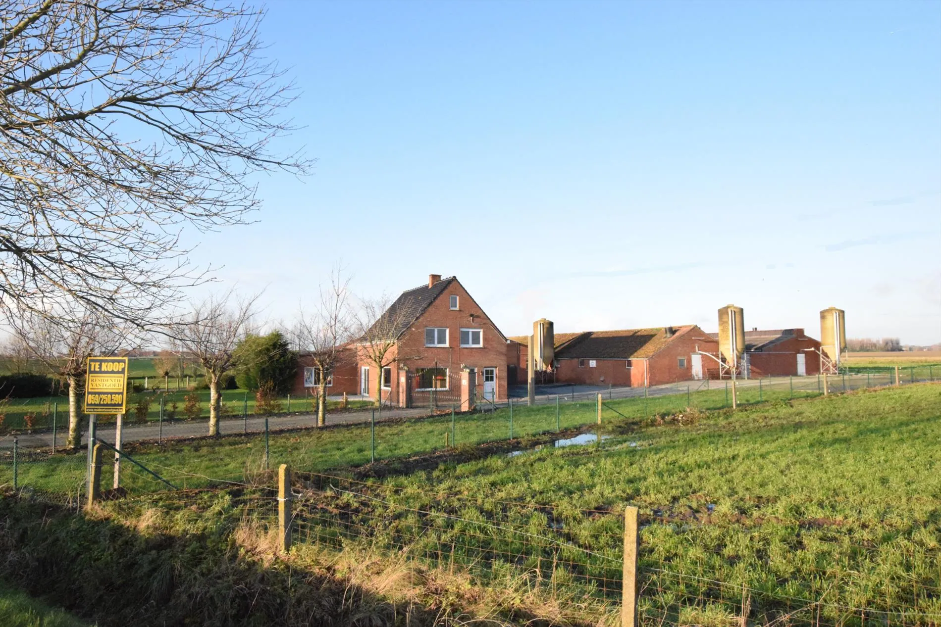 Prachtig gelegen boerderij op 5600 m² met verschillende hangars/stallingen