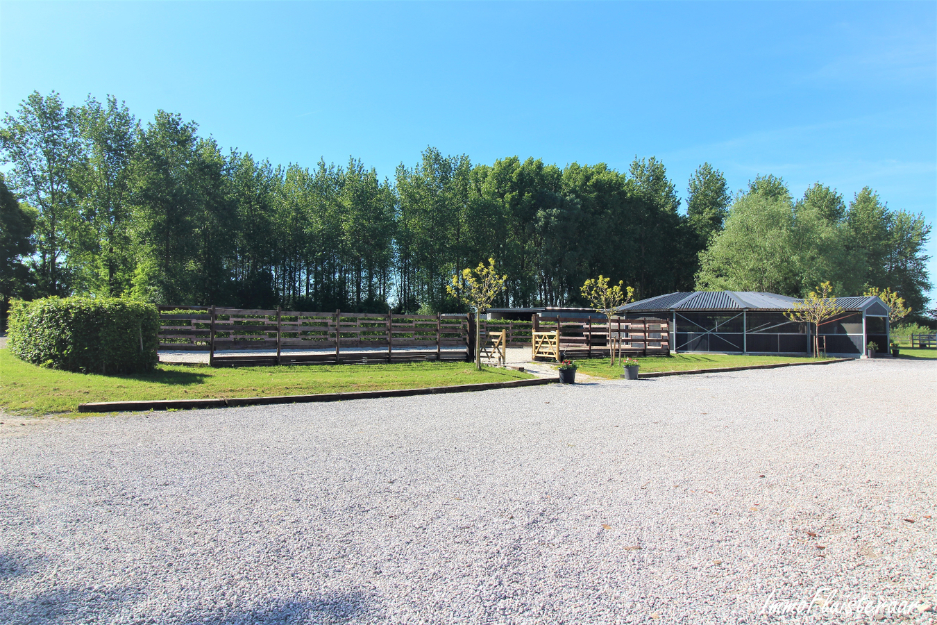 Professional recently built equestrian center on more than 3ha at Hannut (Luik/Li&#232;ge; Belgium) 