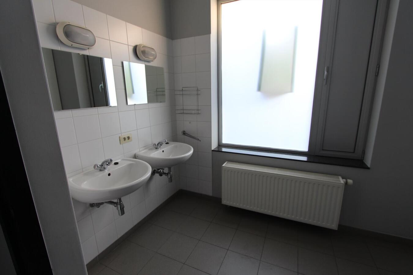 Gerenoveerde woning met 2 slaapkamers en terras te Roeselare 