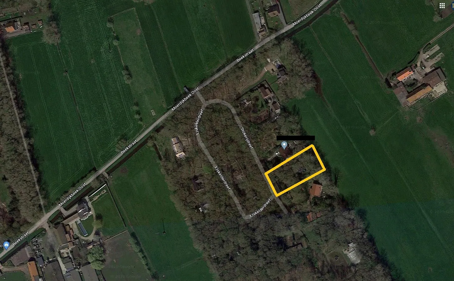 Perceel bouwgrond van 1407 m² met chalet in Leugenboombos te Koekelare. 