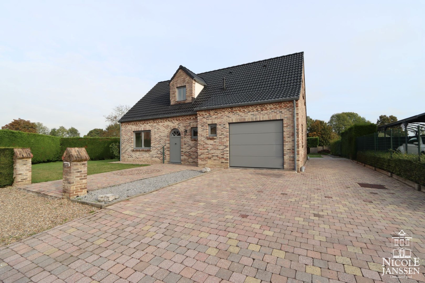 Mooie gezinswoning met drie slaapkamers, inpandige garage en tuin in een aangename woonomgeving 